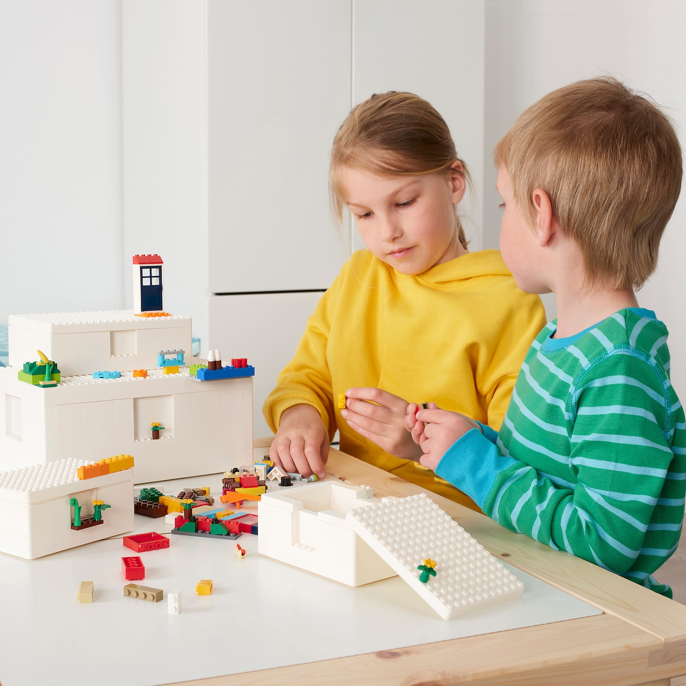 Фото БЮГГЛЕК Коробка LEGO® с крышкой